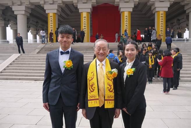 作者（右）参加清明公祭轩辕皇帝典礼。（台北市两岸人民交流服务协会提供）