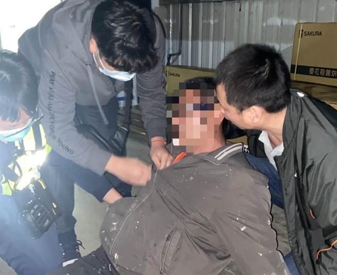 桃园市51岁曾姓油漆工与怀疑女友出轨，21日下午与女友谈判，却拿剪刀往女友身上狂刺15刀，遭警方逮捕。（翻摄照片／赖佑维桃园传真）