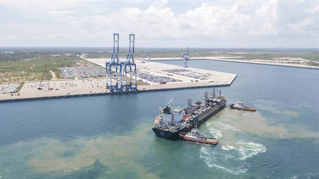 一艘航往中国大陆的货轮，由于未申报其载有核原料，已遭斯里兰卡驱逐出境。图为进入汉班托塔港的货船，并非当事船。（图／新华社）