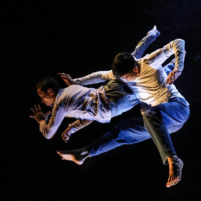 台新艺术大奖编舞家周书毅近期和剧场人郑志忠（阿忠）合作编舞，推出作品《阿忠与我》，两名相差14岁的创作者，交换彼此的人生视野与歷练，重新看待世界。（陈长志摄影，阿忠与我提供）