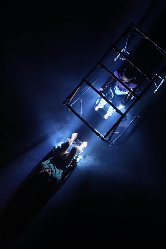 台新艺术大奖编舞家周书毅近期和剧场人郑志忠（阿忠）合作编舞，推出作品《阿忠与我》，两名相差14岁的创作者，交换彼此的人生视野与歷练，重新看待世界。（陈长志摄影，阿忠与我提供）