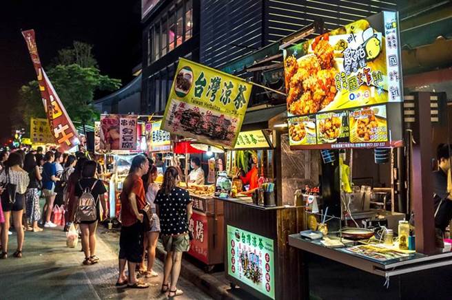 一名女网友指出，下班和同事聚餐时，其中一人竟称「过30岁以后哪有人在吃路边摊！」马上掀起网上一阵热烈讨论。(示意图/Shutterstock)