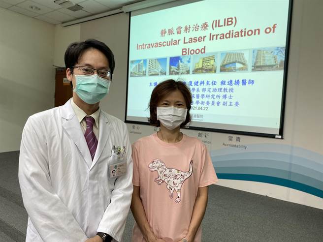 黃女士（圖右）自前年因全身肌肉疼痛，疑纖維肌痛症，尤以頸、雙肩及雙側臀部更為劇烈。（張妍溱攝）