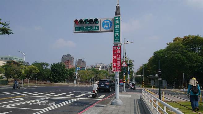 22日交通局宣布高雄轻轨二阶沿线路口改採「箭号」灯号设计，让用路人直觉判断，降低误闯轨道的机率。（高市交通局提供／袁庭尧高雄传真）