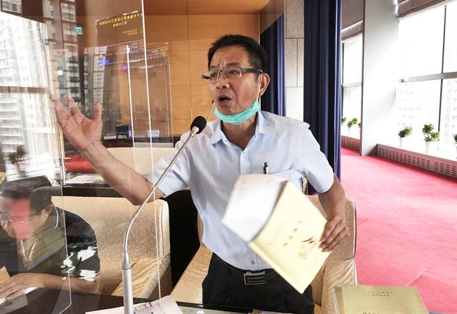 市议员陈清龙说，市府资源都投入原中市8区，原县区尤其大丰原及山城地区都看不到愿景。（陈世宗摄）