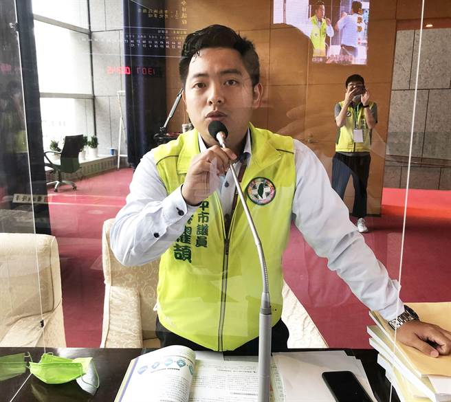 蔡耀颉说，大屯区许多地方是自来水管末端，如今减压更是雪上加霜。（陈世宗摄）