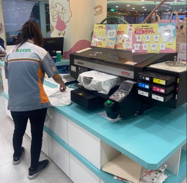 7-11店员技能不断增加，被网友戏称全台最强职业。(示意图／本报资料照)