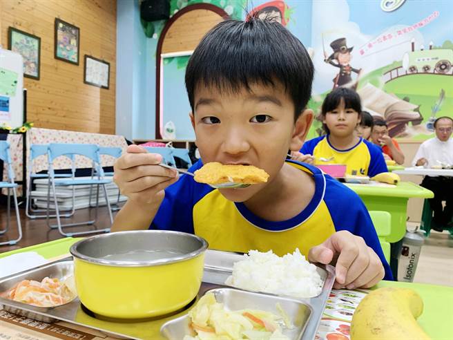渔业署今年补助全国渔会，免费提供4产区县市偏乡国中小学文蛤及全新开发的乌鱼排，今22日嘉义县87间学校同步加菜。（吕妍庭摄）