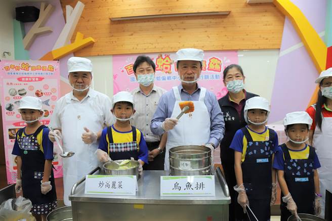 渔业署22日在嘉义县菁埔国小举办「百年好蛤国产优鱻」启动记者会，渔业署长张致盛与嘉义县长翁章梁一起帮学童打菜，共享营养午餐。（吕妍庭摄）