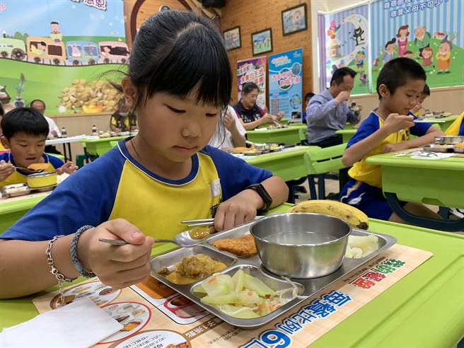 今22日嘉义县87间学校同步加菜，8111人师生享用到美味蛤蜊姜丝冬瓜汤及酥炸乌鱼排。（吕妍庭摄）