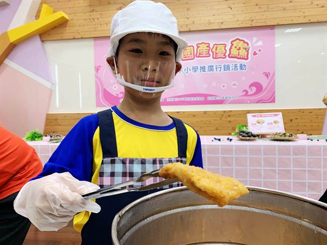 今22日嘉义县87间学校同步加菜，8111名师生享用到美味蛤蜊姜丝冬瓜汤及酥炸乌鱼排。（吕妍庭摄）