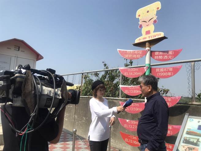 《中天辣晚報》主播盧秀芳走出攝影棚，實地勘查地層下陷情況。(中天電視提供)