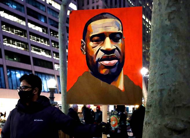 美国非裔男子佛洛伊德遭白人警察以膝盖压颈超过9分钟后丧命，不过警方第一时间的新闻稿却轻描淡写，完全没提跪颈过程，17岁女高中生佛瑞泽拍下的近距离完整画面公开后，才让警察局的侦办方向大翻转。（图／TPG、达志影像）