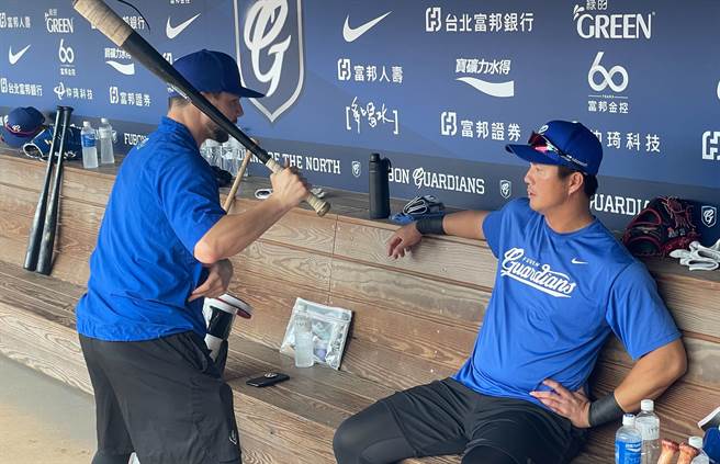 富邦悍將高國輝（右）賽前與打擊教練羅根討論打擊。（毛琬婷攝）