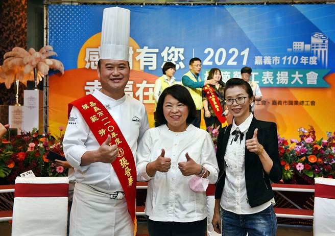 屡获国际竞赛大奖的主厨张晋华，秉持30多年努力和担任义厨协助独居失能老人理念，获嘉义市模范劳工殊荣肯定。（嘉义市政府提供∕吕妍庭嘉义传真）