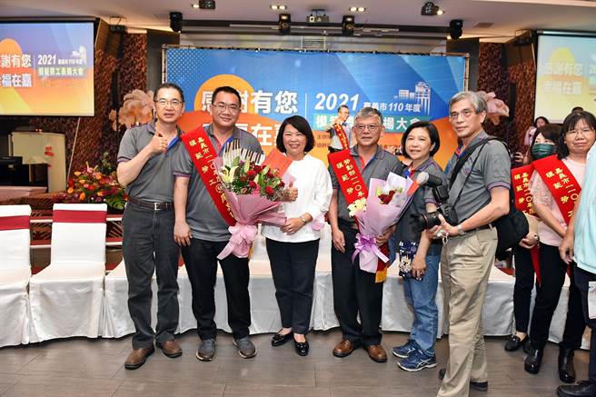 嘉义市政府今22日举办110年模范劳工表扬大会，方裕元（右三）入选全国模范劳工。（嘉义市政府提供∕吕妍庭嘉义传真）