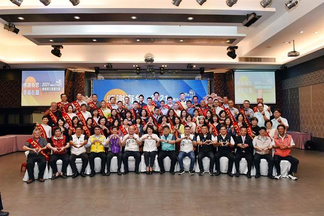 嘉义市政府今22日举办110年模范劳工表扬大会，56位来自各行各业的无名英雄获奖。（嘉义市政府提供∕吕妍庭嘉义传真）