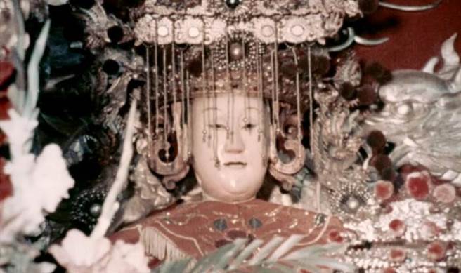 由作家黃春明發起的電視系列紀錄片「芬芳寶島」中，首集《大甲媽祖回娘家》，即是以世界三大宗教盛事的大甲媽祖遶境為主題。(台灣國際紀錄片影展提供)