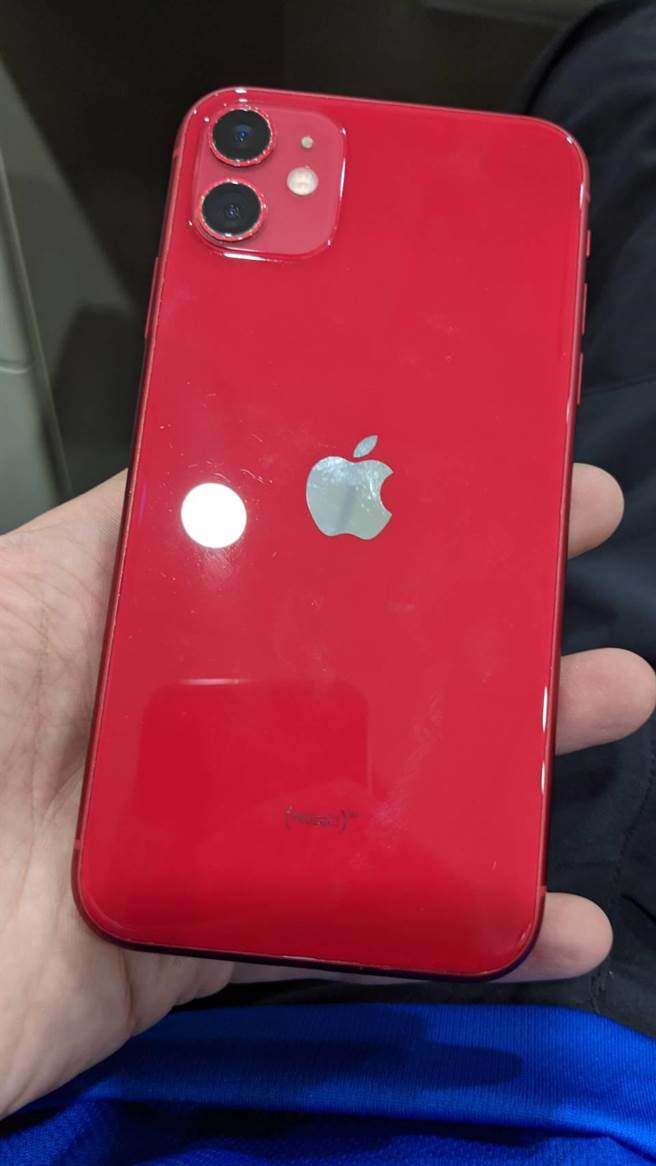 手机掉落日月潭，1个多月后寻获竟然还能开机。（民眾提供／廖志晃南投传真）