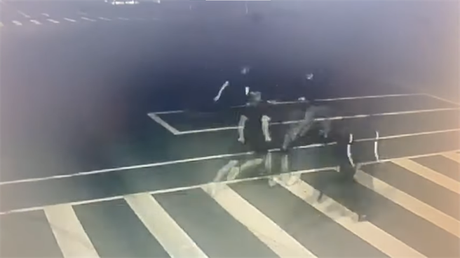 松山分局杨姓警官酒后惹事，被黑衣人猛追，杨员一路逃回分局。（民眾提供）