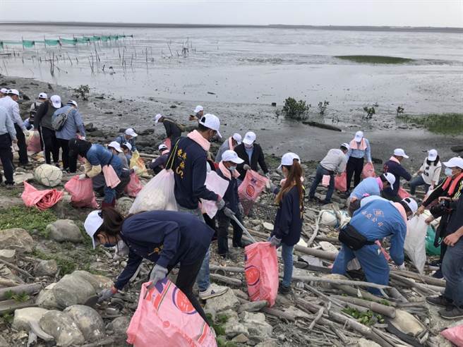 台塑六輕在雲林縣麥寮鄉許厝寮漁港淨灘，營造野鳥新樂園。（台塑六輕提供／張朝欣雲林傳真）