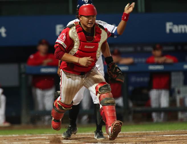 味全龍捕手蔣少宏。（鄭任南攝）