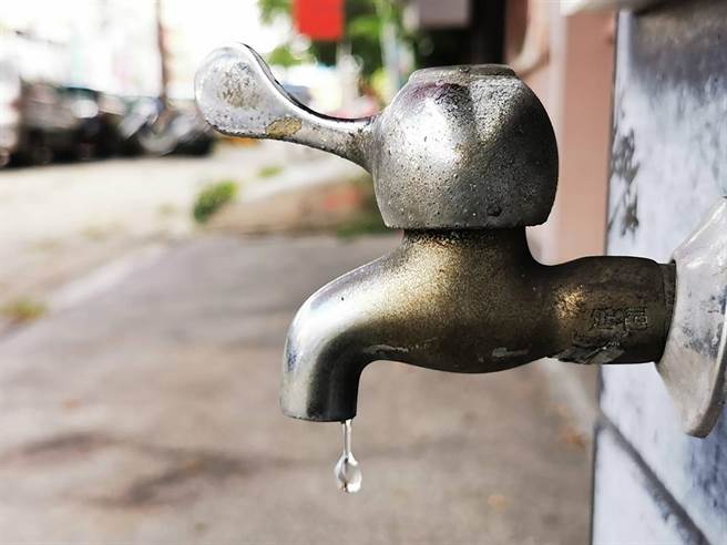 台中市議員林碧秀指出，反覆停水又復水，反而造成浪費，建議減壓供水，再多多宣導節約用水，讓節約用水成為國民潛移默化的好習慣。（黃國峰攝）