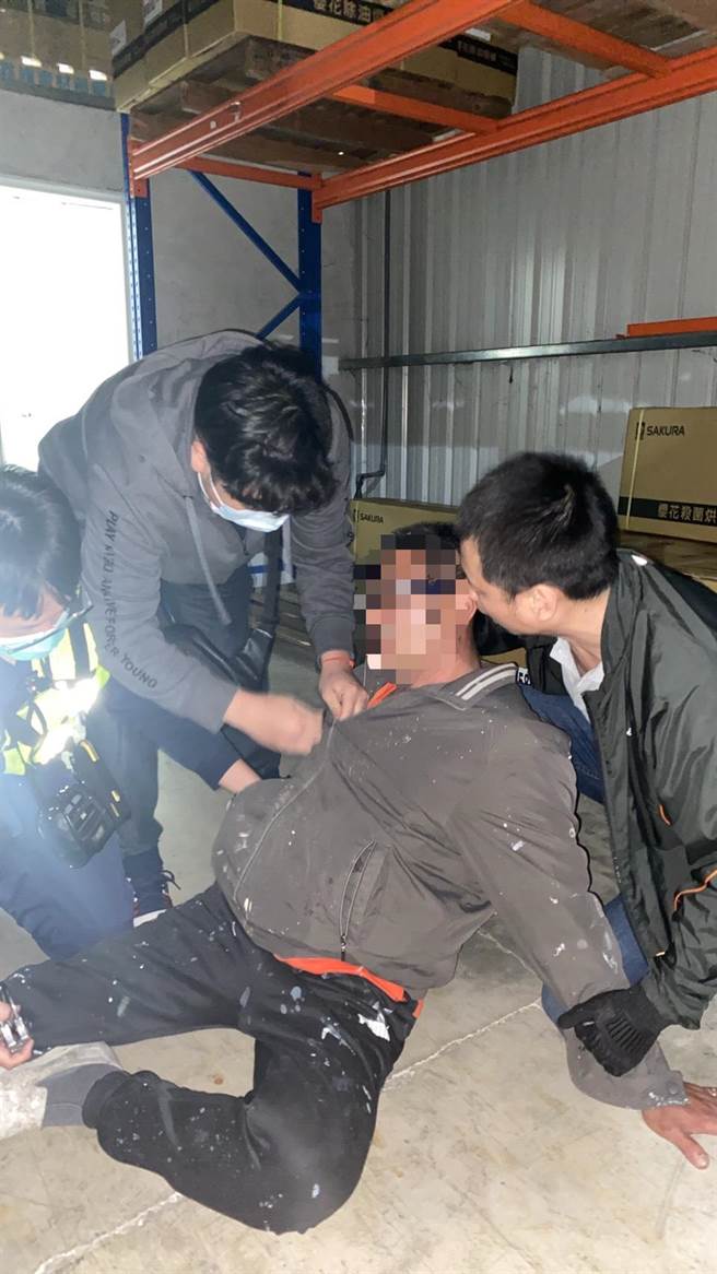 桃園市51歲曾姓油漆工與懷疑女友出軌，21日下午與女友談判，卻拿剪刀往女友身上狂刺15刀，桃園地院准予羈押。（翻攝照片／賴佑維桃園傳真）