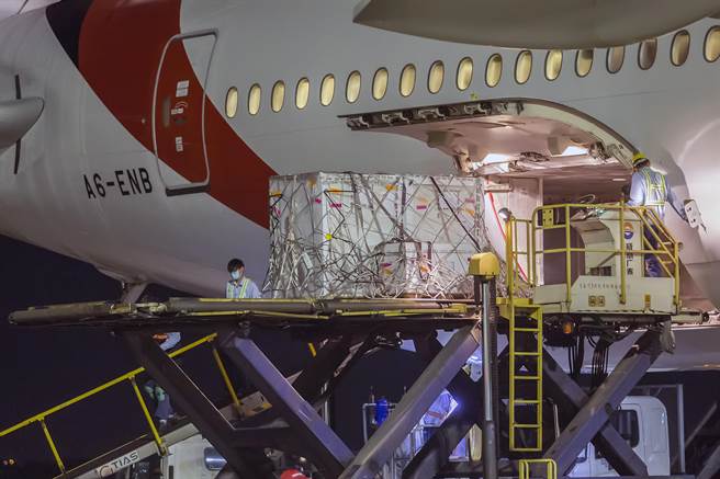 三箱装有18万剂牛结节疹疫苗，自南非约翰尼斯堡出发，经杜拜转机于今晚运抵桃园机场。（陈麒全摄）