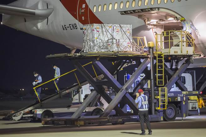 三箱装有18万剂牛结节疹疫苗，自南非约翰尼斯堡出发，经杜拜转机于今晚运抵桃园机场。（陈麒全摄）