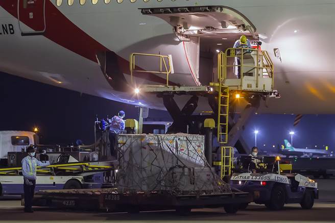 三箱装有18万剂牛结节疹疫苗，自南非约翰尼斯堡出发，经杜拜转机于今晚运抵桃园机场。（陈麒全摄）