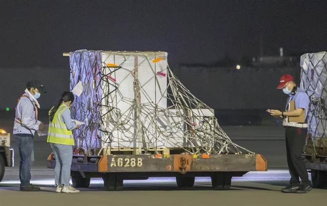 三箱装有18万剂牛结节疹疫苗，自南非约翰尼斯堡出发，经杜拜转机于今晚运抵桃园机场。（陈麒全摄）