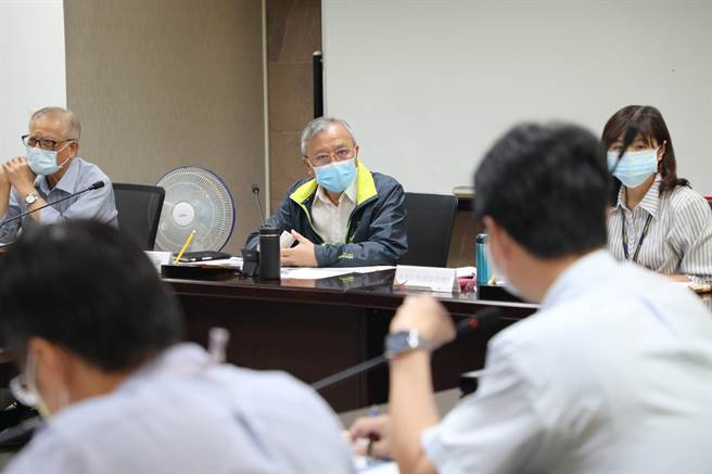 台南市副市长戴谦（中）今日主持南科工业区供电稳定研商会议。（台南市政府提供／曹婷婷台南传真）