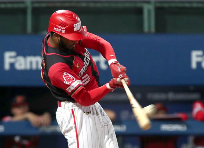 味全龍赫雷拉在5局上敲出帶有2分打點的安打。（鄭任南攝）