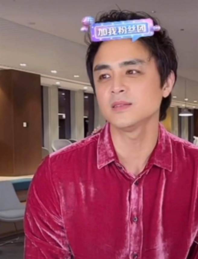 明道开直播被嫌老，连豪华背景也被说是假的。(图/ 摘自抖音)