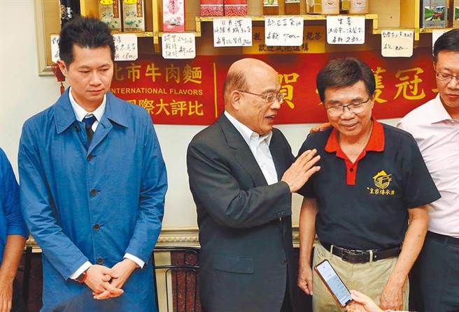 前行政院發言人丁怡銘去年發言引發牛肉麵風波，行政院長蘇貞昌（中）當時曾親自帶著丁怡銘（左）前往皇家牛肉麵「重慶店」用餐，向老闆陳世楨（右） 表達歉意。（圖／本報系資料照）