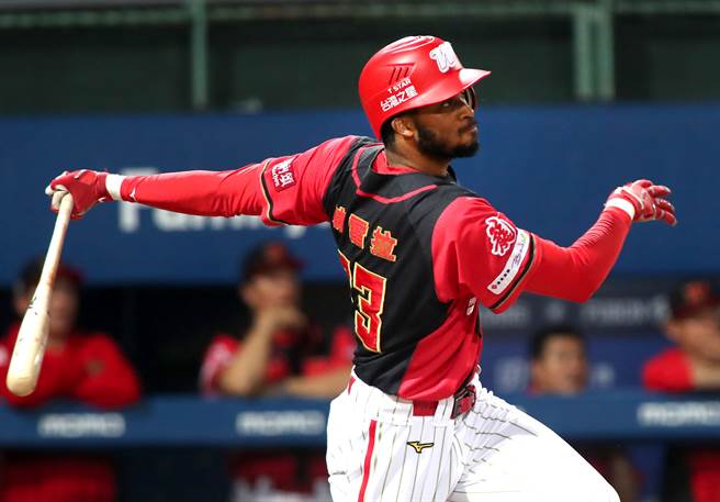 味全龍洋炮赫雷拉。（鄭任南攝）