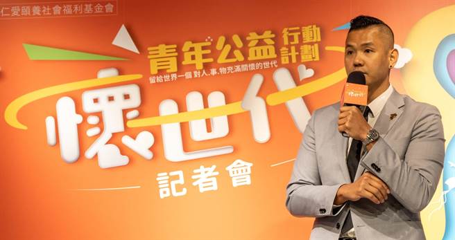 黑人埋头职篮赛事 勤俭DNA「写在脸上」。（仁爱颐养社会福利基金会提供）