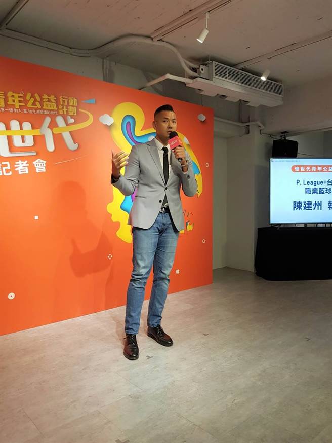 黑人埋头职篮赛事 勤俭DNA「写在脸上」。（仁爱颐养社会福利基金会提供）