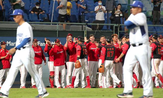 味全龙22日以3比2击败富邦悍将，本季取得6胜1负的对战优势。（郑任南摄）