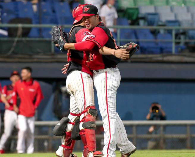 味全龙队田泽纯一（右）拿下救援成功，与捕手蒋少宏拥抱庆贺。（郑任南摄）
