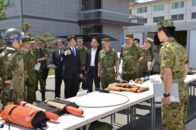 日本首次以ODA管道对外输出自卫队装备，构筑对中国大陆的包围网。图为陆自先前为时任防卫大臣小野寺五典介绍人命救助系统。（图／防卫省脸书）