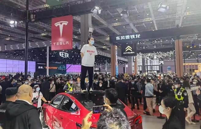 大陆郑州张姓女士新购特斯拉电动车剎车失灵肇祸，在向公司投诉遭拒后，于车展中跳上特斯拉汽车指控该公司妨害消费权利。张女士一度被公安逮捕，在当地政法委及市场监管机构表态后，特斯拉进行多次道歉。（图／微博）