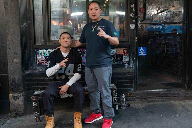 黄颐铭（右）找来曾是他助理的泰勒高桥担纲男主角「布吉」。（UIP提供）