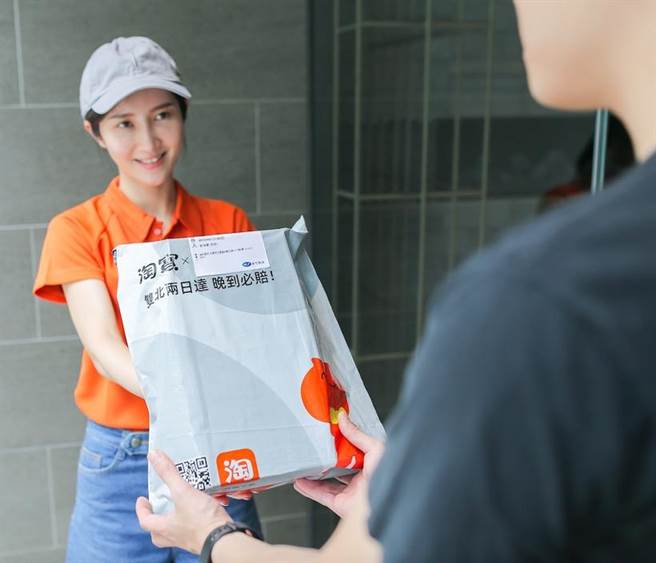 天猫淘宝海外将于26日起推出「跨境合单双北2日达」，消费者在完成合单后，双北地区即可在2个工作天内收到商品，更独家在台推出「晚到必赔」承诺。（天猫淘宝海外提供）