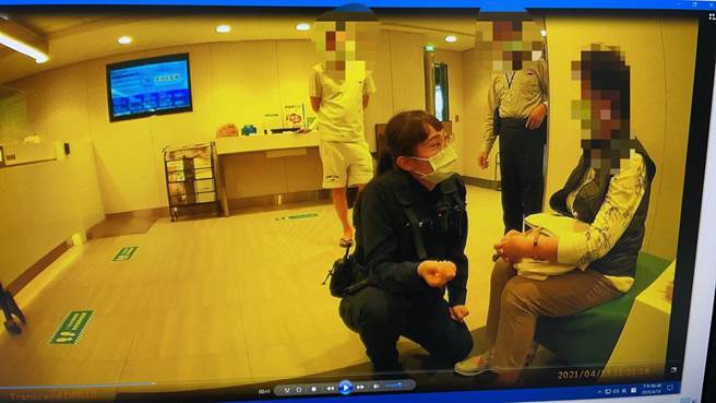 员警耐心向老妇解释应是遇到诈骗集团，及时拦阻她匯出90万元。(翻摄照片／林郁平台北传真）