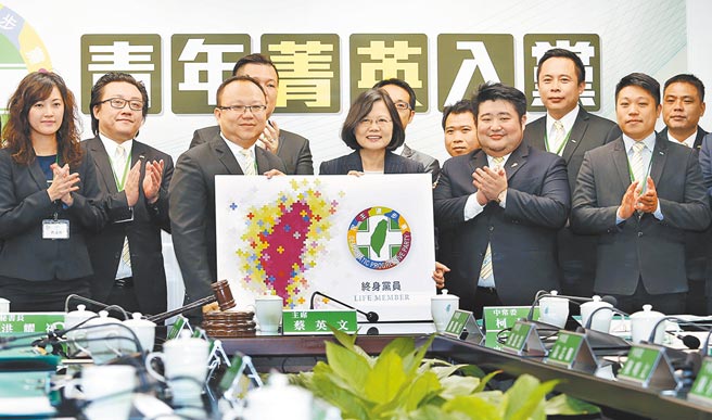 民進黨布局2022，近2月新增黨員近5000人，圖為蔡英文總統（中）2017年授證給入黨的青商會成員。（本報資料照片）