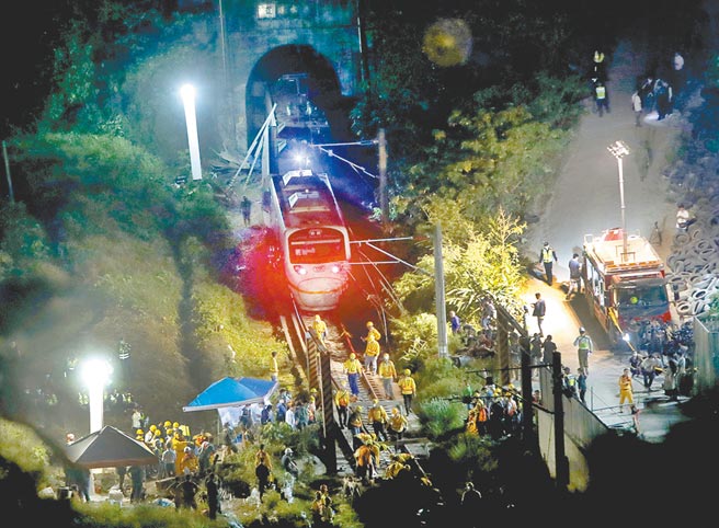 台铁太鲁阁号惨祸造成49死，主嫌被依过失致死起诉，不符社会期待，因此法务部拟修法，将过失致死可依犯罪情节，最重可判10年有期徒刑。（本报资料照片）