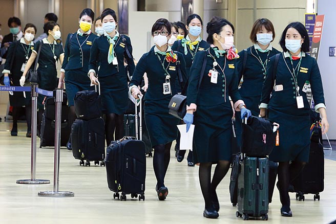 全球新冠肺炎疫情再创新高，中央流行疫情指挥中心表示，国际疫情近7日较前周增加10％，25-59岁族群感染及住院人数也快速成长。图为刚执飞完的机组员准备申报检疫资料入境通关。（本报资料照片）