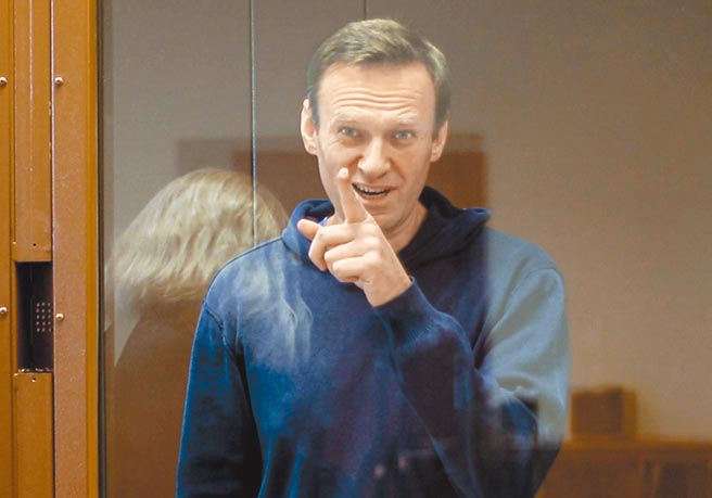 被囚禁的俄罗斯反对派领袖纳瓦尼已绝食近3星期，支持者计画于21日走上街头示威。图为今年2月纳瓦尼在莫斯科举行的法院听证会上打手势。（美联社）